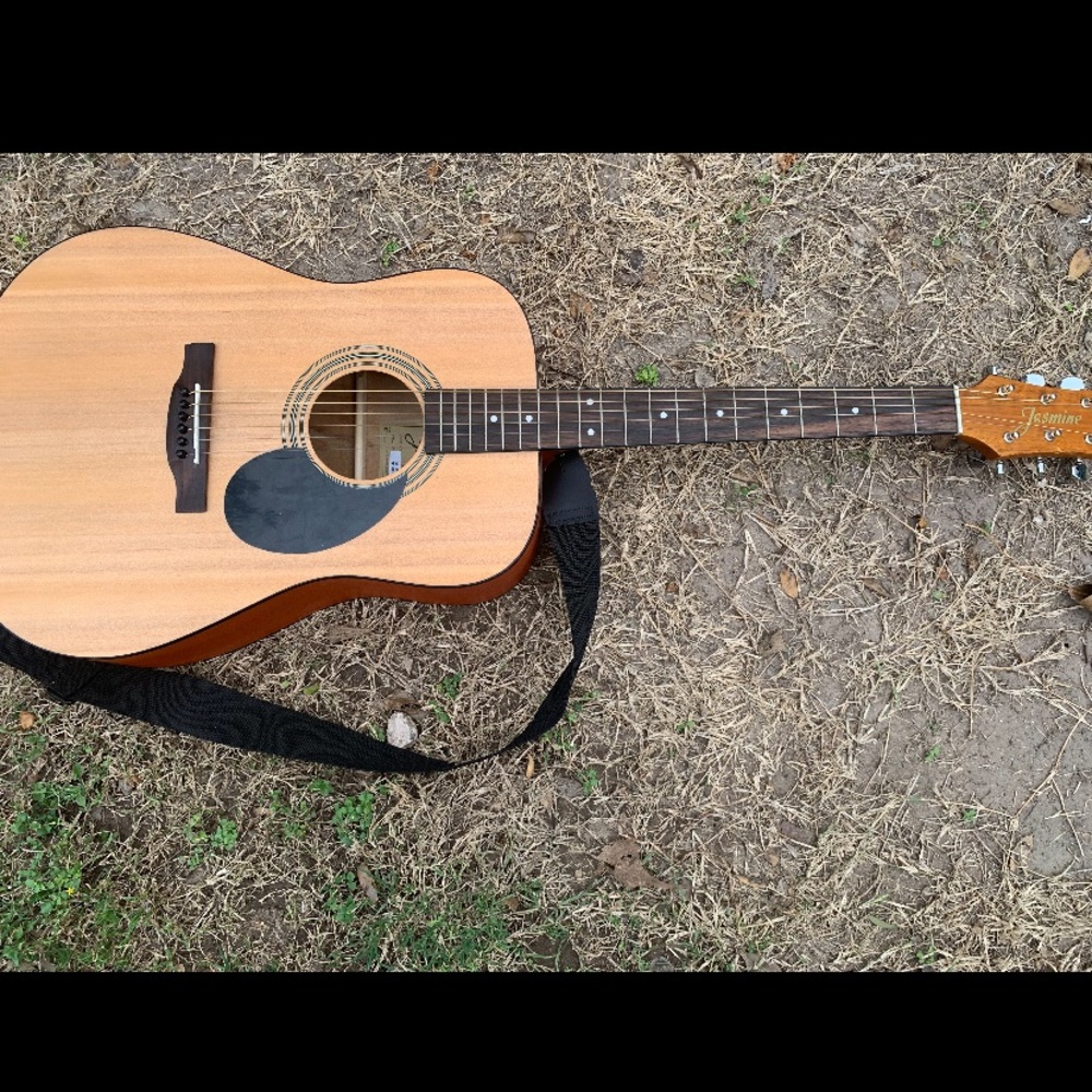 I’m selling a jasmine guitar